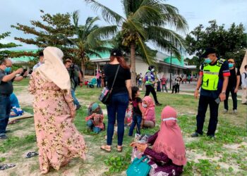 NOORZAINY Mohd. Noor menjalankan pemantauan di kawasan R&R Bagan Ajam di Butterworth, Pulau Pinang, semalam. - UTUSAN/SITI NUR MAS ERAH AMRAN