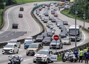 Aliran trafik di Lebuhraya Kuala Lumpur-Karak dipenuhi kenderaan yang pulang bercuti sempena Hari Raya Aidilfitri. - GAMBAR HIASAN