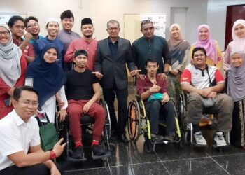 NAIB Canselor UPM, Prof. Dr. Mohd. Roslan Sulaiman (empat dari kanan) bersama pelajar OKU dalam sambutan Bulan Kesedaran Kampus Inklusif OKU UPM 2020, baru-baru ini.