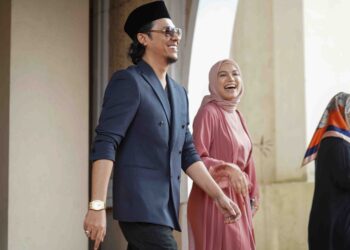 SYAMSUL Yusof bersama Puteri Sarah Liyana Megat Kamarudin hadir di Mahkamah Rendah Syariah Wilayah Persekutuan, Kuala Lumpur, semalam. – UTUSAN/AMIR KHALID