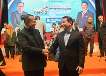AHMAD Samsuri Mokhtar (kiri) memperkatakan sesuatu kepada Rafizi Ramli pada majlis Sesi Libat Urus Kajian Separuh Penggal Rancangan Malaysia Ke-12 (2021-2025) Kementerian Ekonomi Bersama Kerajaan Terengganu di Kuala Terengganu, hari ini. - UTUSAN/PUQTRA HAIRRY ROSLI