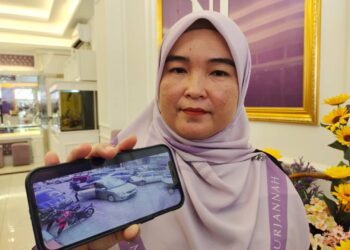 NOORHASLIZA Abd. Rahman menunjukkan rakaman CCTV kejadian samun di luar sebuah kedai emas di Kuala Pilah, semalam. – UTUSAN/NOR AINNA HAMZAH
