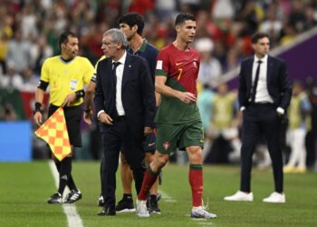 FERNANDO Santos (kiri) melepaskan jawatannya sebagai jurulatih selepas gagal mencapai sasaran Portugal, namun insiden tidak menyenaraikan Cristiano Ronaldo dalam kesebelasan utama menentang Switzerland akan diingati sepanjang sejarah Piala Dunia. - AFP