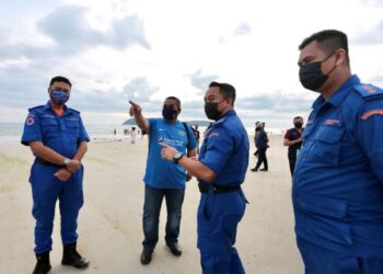 MUHAMMAD Sanusi Md. Nor (dua dari kiri) mengunjungi Pantai Chenang, Langkawi, hari ini. - FOTO/SHAHIR NORDIN