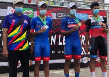 BENDAHARI PKBM, Amrun Misnoh (kiri) bersama Muhammad Nur Aiman Rosli (tengah), Akmal Hakim Zakaria (dua dari kiri) dan Irwandie Lakasek.