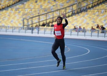 NOR Sarah Adi meraih pingat emas acara 100 meter wanita pada Sukan Malaysia XX MSN 2022 di Stadium Nasional Bukit Jalil hari ini. - UTUSAN/FARIZ RUSADIO