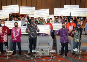M. SARAVANAN (tengah) bersama penerima Geran Pembangunan Kesatuan Sekerja (GPKS) pada Program Aspirasi Keluarga Malaysia: Outreach Kesatuan Sekerja dan Majlis Penyampaian Geran Pembangunan Kesatuan Sekerja (GPKS) 2022 Zon Tengah di Putrajaya. - FOTO/FAISOL MUSTAFA