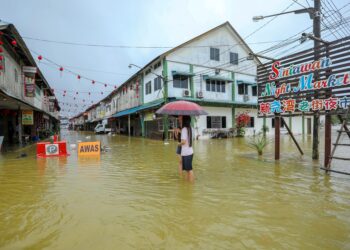 Penduduk bazar Siniawan di Kuching, Sarawak bersiap  dipindahkan ke PPS . - UTUSAN/ALICIA JOHNY KUEH
