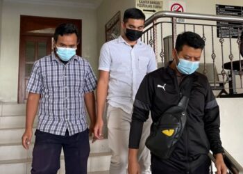 MOHD. Saiful Saifuddin (tengah) didakwa atas tiga pertuduhan rasuah dibawa keluar dari Mahkamah Sesyen di Alor Setar, hari ini. - FOTO/JAMLIAH ABDULLAH