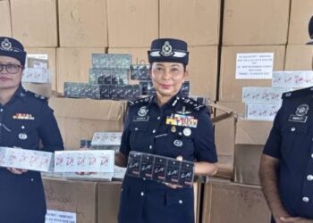 S. SASIKALA Devi (tengah) menunjukkan rokok tidak bercukai kastam yang dirampas dalam sidang akhbar di Sungai Buloh, semalam.