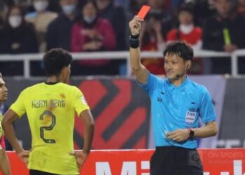 BUAT kali kedua tahun ini, Ryuji Sato membuat keputusan kontroversi melibatkan perlawanan Malaysia-Vietnam selepas melayangkan kad merah kepada Azam Azmi Murad, selain menghadiahkan penalti Vietnam pada aksi Piala AFF di Hanoi kelmarin.