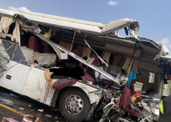 KEADAAN bas yang musnah selepas kemalangan di tepi jalan di wilayah Asir. -AGENSI