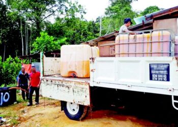 BEBERAPA anggota penguat kuasa merampas minyak sawit yang dibeli ketika penyamaran oleh Yayasan Pengguna Negara Malaysia di satu lokasi di Kuantan, baru-baru ini.