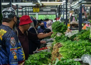 ORANG ramai mungkin berdepan dengan kenaikan harga sayur dan ayam serta telur ekoran kekurangan bekalan menjelang Ramadan dan Aidilfitri, selain masalah banjir dan peningkatan permintaan. - GAMBAR HIASAN