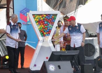 ISMAIL Sabri Yaakob (dua dari kiri) bersama Hajiji Noor (dua dari kanan), Ahmad Faizal Azumu (kiri) dan Ellron Angin (kanan) semasa simbolik perasmian Hari Belia Negara di Padang Pekan Tuaran hari ini.