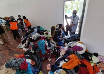 MANGSA kebakaran memilih pakaian yang disumbangkan pertubuhan bukan kerajaan (NGO) dan orang awam di Dewan Sri Serigai, Putatan, Sabah.