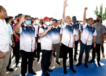 ISMAIL Sabri Yaakob (tiga dari kanan) bersama Ketua Menteri, Datuk Seri Hajiji Noor (dua dari kiri) melambaikan tangan kepada ribuan belia yang hadir di Padang Pekan Tuaran hari ini.