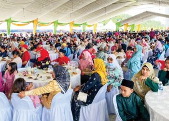 PEMIMPIN kerajaan negeri, politik dan orang ramai hadir memeriahkan majlis Rumah Terbuka Hari Raya Aidilfitri Kerajaan Negeri Sabah di SICC 
di Kota Kinabalu, semalam.