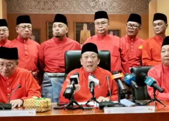 BUNG Moktar Radin (tengah) bersama pimpinan kanan UMNO lain semasa Mesyuarat Perhubungan UMNO Sabah di Ibu Pejabat UMNO di Kota Kinabalu, Sabah. semalam.