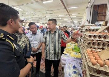 SALAHUDDIN Ayub semasa melakukan tinjauan bekalan barang keperluan di Pasar Besar Kota Kinabalu hari ini