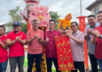 MOHD. Shafie Apdal (tiga dari kanan) bersama Junz Wong (empat dari kiri) semasa majlis Tahun Baharu Cina Warisan Tanjung Aru di Kota Kinabalu hari ini.