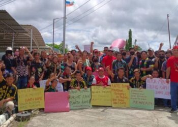 PENDUDUK enam kampung di Sapulut hadir di luar Pejabat PPHT Nabawan hari ini.