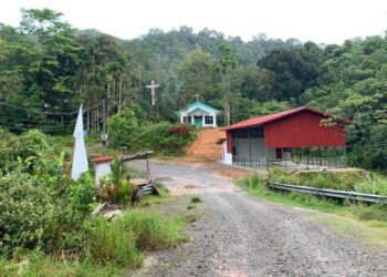 JALAN raya menuju Kampung Bundu Gulu di Tamparuli, Tuaran yang dibina atas tanah milik orang kampung.