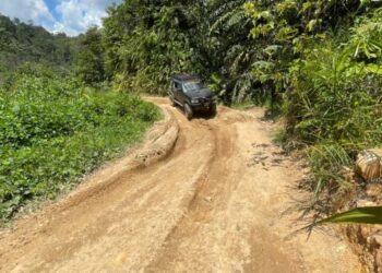 LALUAN tanah merah menuju ke Kampung Terian, Penampang. – FOTO/SURAIDAH ROSLAN