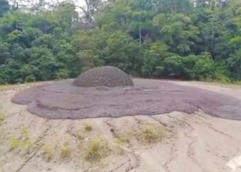 TANGKAP layar daripada media sosial yang menunjukkan fenomena volkano lumpur di Taman Hidupan Liar Tabin dekat Lahad Datu, Sabah.