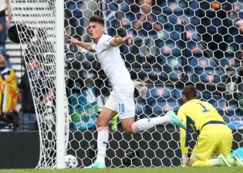 PATRIK Schick (kiri) meraikan jaringannya ketika membantu Republik Czech menewaskan Scotland di Hampden Park, Glasgow hari ini. - AFP