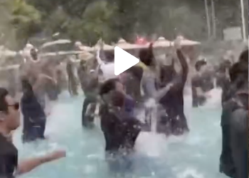 SEKUMPULAN anak muda yang menyertai 'party' di sebuah taman tema.