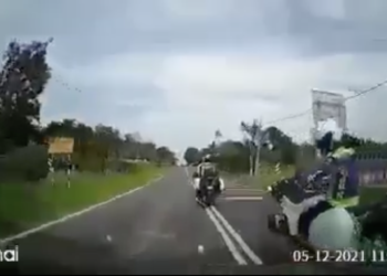 RAKAMAN di lokasi yang tidak dinyatakan menunjukkan dua marsyal bertindak mengarahkan kenderaan lain ke tepi.