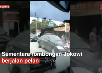 TANGKAP layar video dari dalam ambulans rombongan Presiden Joko Widodo bertindak memberhentikan kenderaan bagi memberi laluan kepada ambulans. - AGENSI