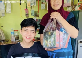 MUHAMMAD Iznun Al Azim Mahadi menerima pelbagai hadiah daripada orang ramai selepas ditemukan selamat minggu lalu. - TIKTOK