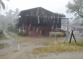 TANGKAP layar dari rakaman video hujan di Kampung Mengkuang Masjid, Kuala Pegang, Baling.