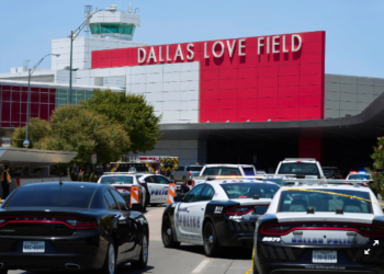 POLIS dikerahkan ke Lapangan Terbang Love Field susulan insiden yang berlaku. - AGENSI