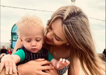 EILISH McKinney bersama anak sulungnya, Monty yang berusia dua tahun. - AGENSI