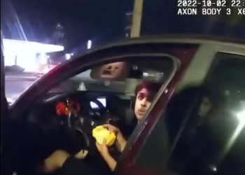 TANGKAP layar video yang dirakam pada kamera badan polis menunjukkan reaksi terkejut Erik Cantu ketika anggota polis memintanya keluar dari kenderaan. - AGENSI