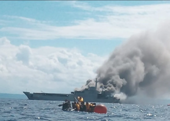 KAPAL KRI Teluk Hading 538 terbakar ketika berlayar di Perairan Selayar. - AGENSI