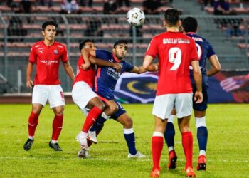 PENYERANG JDT, Leandro Velazquez dikepung pemain Kuala Lumpur City dalam aksi Liga Super di Stadium Bola Sepak Kuala Lumpur malam ini. - UTUSAN/AMIR KHALID