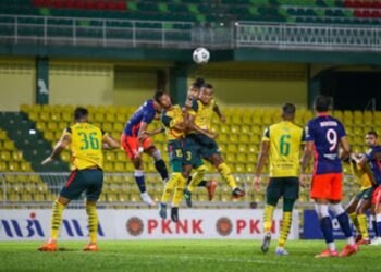 PEMAIN Kedah (hijau kuning) dan JDT bersaing dalam aksi Liga Super di Stadium Darul Aman, Alor Setar malam ini. - UTUSAN/ SHAHIR NOORDIN