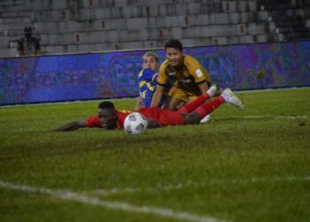 KHAIRUL AZHAN hanya mampu melihat bola tolakan Manuel Hidalgo meluru masuk ke gawangnya dalam aksi di Stadium Darul Makmur di Kuantan, Pahang.
UTUSAN/SHAIKH AHMAD RAZIF