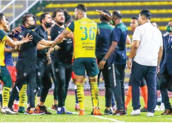 KEM JDT menyerang tempat duduk pasukan Kedah selepas berlaku pertikaman lidah di antara Aidil Sharin Sahak dan Gonzalo Cabrera di Stadium Darul Aman, kelmarin.