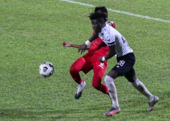 PENYERANG Terengganu FC II, Jordan Mintah, cuba melepaskan diri dari kawalan pertahanan Sarawak United, Zahril Azri Zabri dalam aksi Liga Perdana di Stadium Sultan Ismail Nasiruddin Shah. - UTUSAN/PUQTRA HAIRRY ROSLI