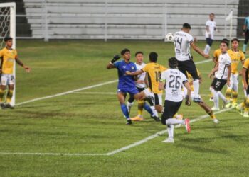 PEMAIN tengah Terengganu FC II, Izman Solehin Rohadi (14) cuba memecahkan kebuntuan menerusi tandukan ketika bertemu Perak II di Stadium Sultan Ismail Nasiruddin Shah, malam ini. - UTUSAN/PUQTRA HAIRRY ROSLI