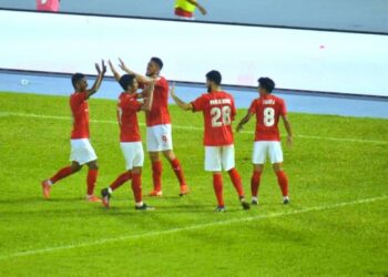 PEMAIN Kuala Lumpur meraikan gol kedua dijaringkan Zhafri Yahya minit ke-70 perlawanan Liga Super di Kuantan malam ini. - UTUSAN/SHAIKH AHMAD RAZIF