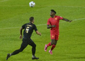 PENYERANG Selangor, Ifedayo Olusegun (kanan) mengawal bola daripada pemain Perak Fc, Jad Noureddin dalam aksi Liga Super di Stadium Perak, Ipoh hari ini. - UTUSAN/ZULFACHRI