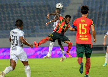 PEMAIN import Terengganu FC, Makan Konate (kiri) diasak penyerang Kedah, Kipre Tchetche ketika perebutan bola di udara dalam aksi Liga Super, sebentar tadi. - UTUSAN/PUQTRA HAIRRY ROSLI