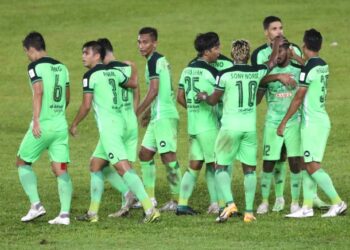 PEMAIN Melaka United meraikan jaringan 
S. Kumaahran dalam aksi Liga Super menentang UiTM FC di Stadium Hang Jebat, Paya Rumput, sebentar tadi. - UTUSAN/RASUL AZLI SAMAD