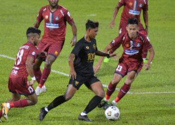 PENYERANG Perak FC II, Muhammad Hakim Mat Isa (tengah) dikepung  pemain PDRM FC dalam perlawanan Liga Perdana di Stadium Perak, Ipoh hari ini. -  UTUSAN/ZULFACHRI ZULKIFLI